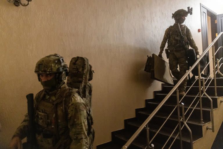 Los francotiradores ucranianos abandonan su base a primera hora de la mañana para llegar a sus posiciones de francotirador antes del amanecer