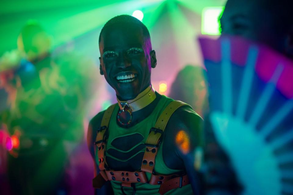 Ncuti Gatwa es Eric Effiong y lo veremos regresar de su viaje a Nigeria en donde enfrenta las dificultades de la población LGBT. (Foto: Netflix)