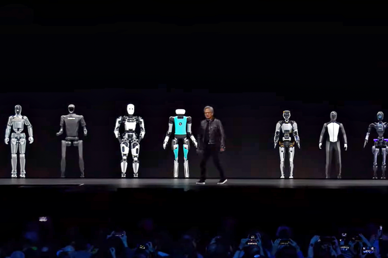 <cite>黃仁勳與Figure 01、Apollo、GR-1、PX5等已經問世的知名AI機器人並肩出現於舞台上，同時分享輝達所推出的人形機器人技術應用。（圖／翻攝自YT／NVIDIA）</cite>