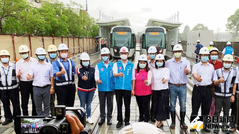 ▲ 駁斥輕軌建設空轉之說，高雄市長韓國瑜今天邀請高雄市議會交通委員會成員前往C36凱旋二聖站工地視察，並親自搭車至C34五權國小站。（圖／記者蔡佳宏攝，2020.05.21）