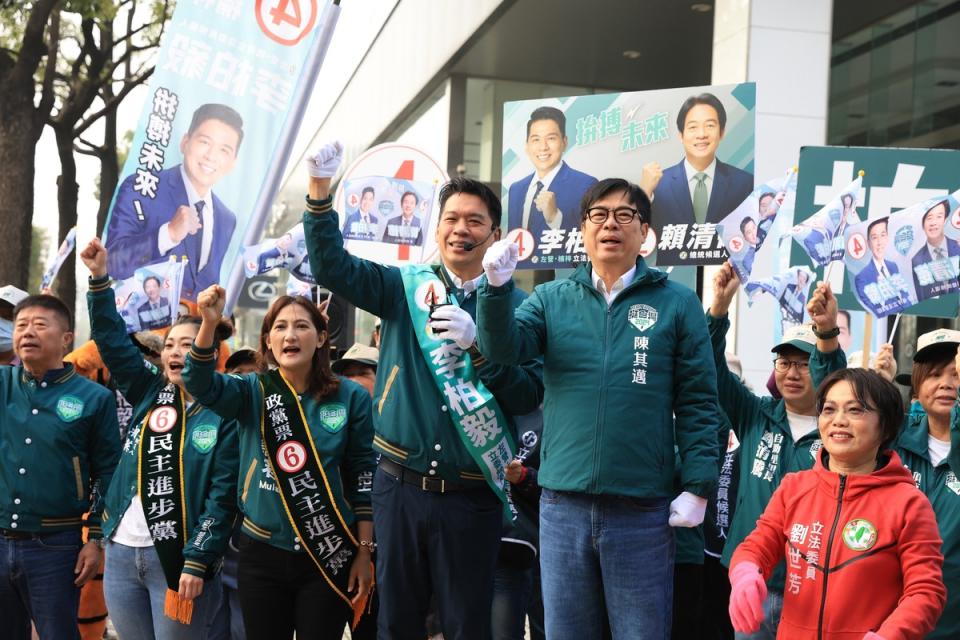  陳其邁特別挑選車流量大的民族、大中路口，與李柏毅併肩向過往的人車揮手拜票。 圖：取自李柏毅臉書粉專。 