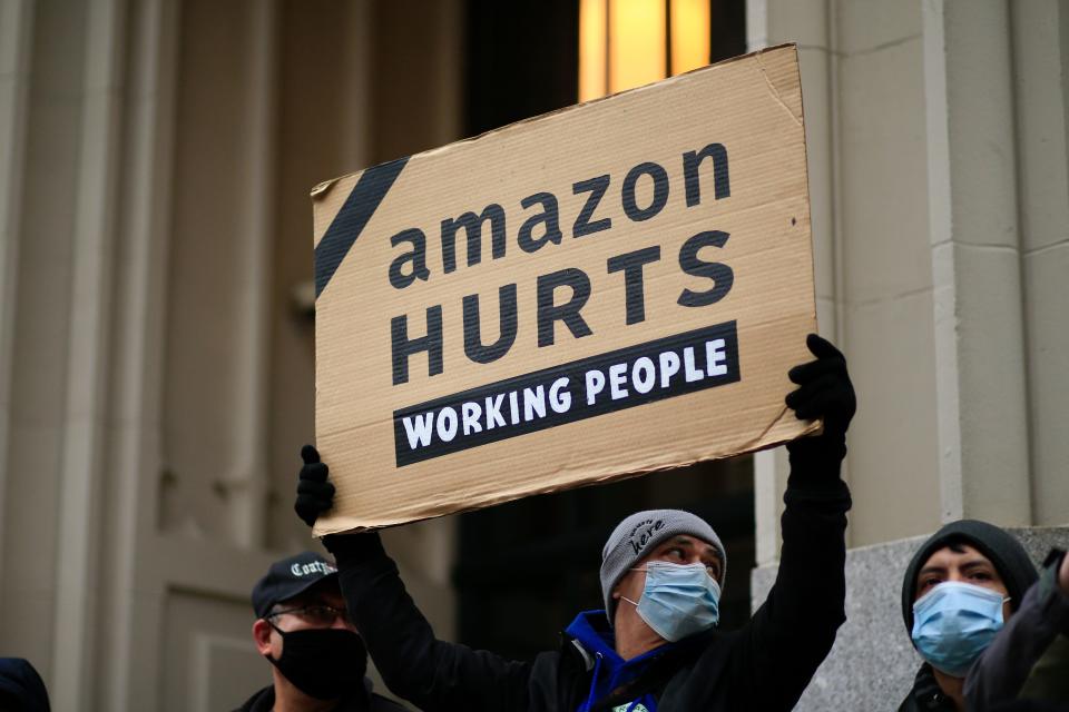 Protesta en Nueva York contra Amazon frente a la residencia en Nueva York de Jeff Bezos. Getty Images