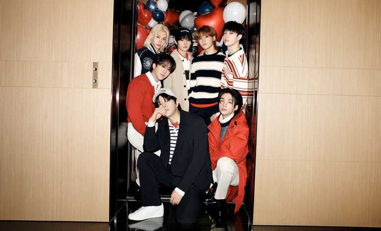 STRAY KIDS 在去年 TOMMY HILFIGER 2023 秋季系列廣告中首次加入 TOMMY 大家庭，他們的最新專輯《ROCK-STAR》是連續第四張登上 Billlboard 200榜首的專輯。