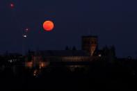 <p>La pleine lune du 27 février 2021, derrière la cathédrale Saint-Alban de Saint Albans, au Royaume-Uni.</p>