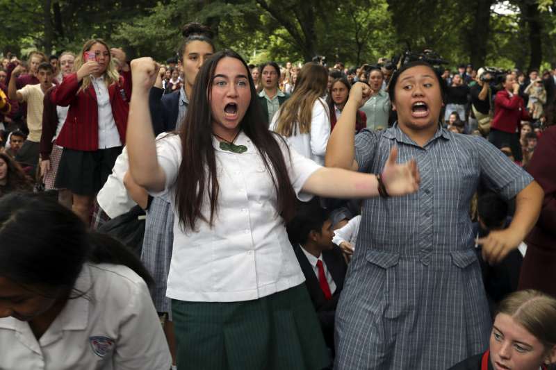 基督城大屠殺過後，紐西蘭各地學生紛紛發起哈卡舞（Haka，戰舞）活動，紀念血案罹難者。（AP)