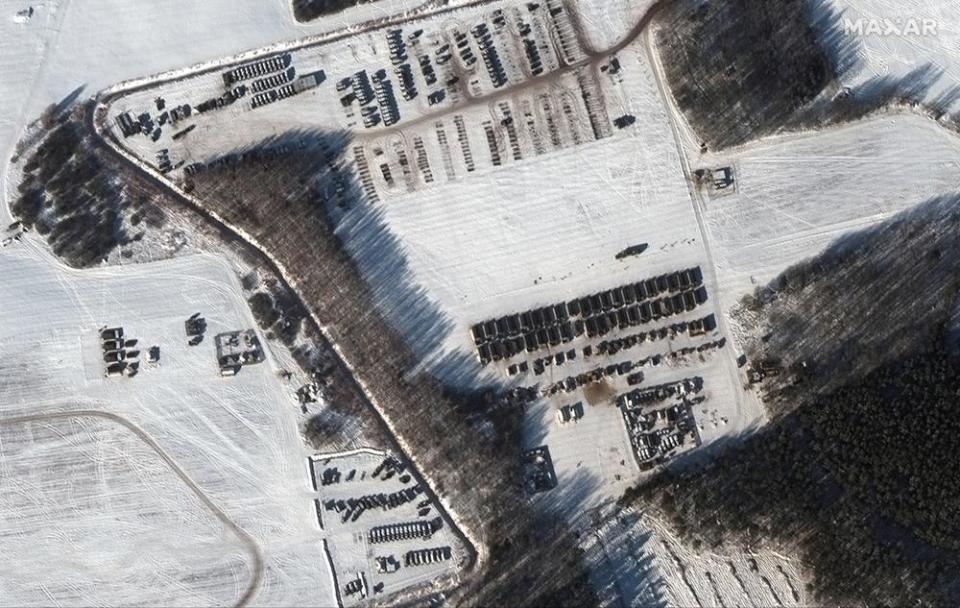 ▲衛星拍下俄軍在勒契扎的一處部隊營舍及停車場。（圖／美聯社／Maxar Technologies）