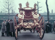 El 'Gold State Coach' (La Carroza dorada) fue construida por los talleres de Samuel Butler en 1762 y fue la que utilizó Isabel II tras ser coronada. Pesa cuatro toneladas y sus tritones simbolizan el poder del imperio británico. (Foto: Hulton Archive / Getty Images)