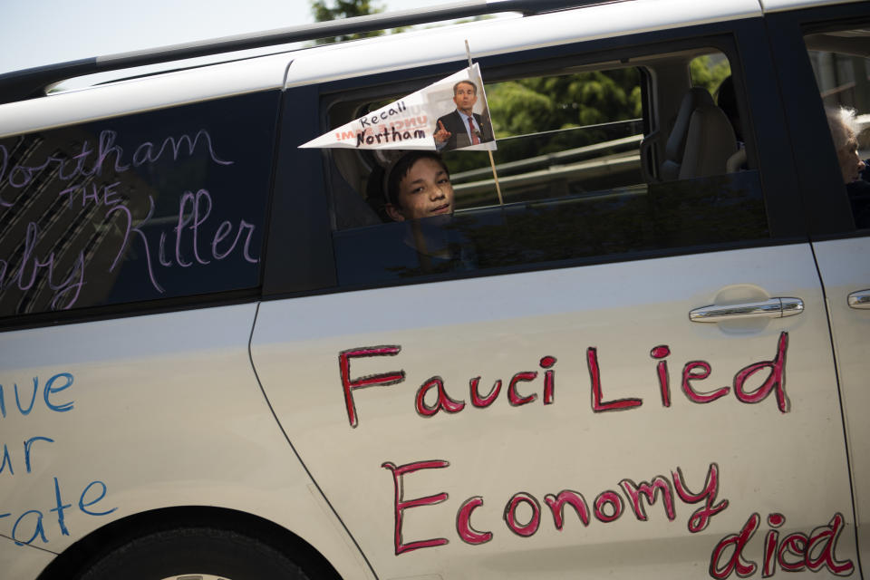 Una pinta crítica contra el doctor Anthony Fauci en el auto de manifestantes contra el cierre de negocios por el covid-19 en Richmond, Virginia, (Getty Images)