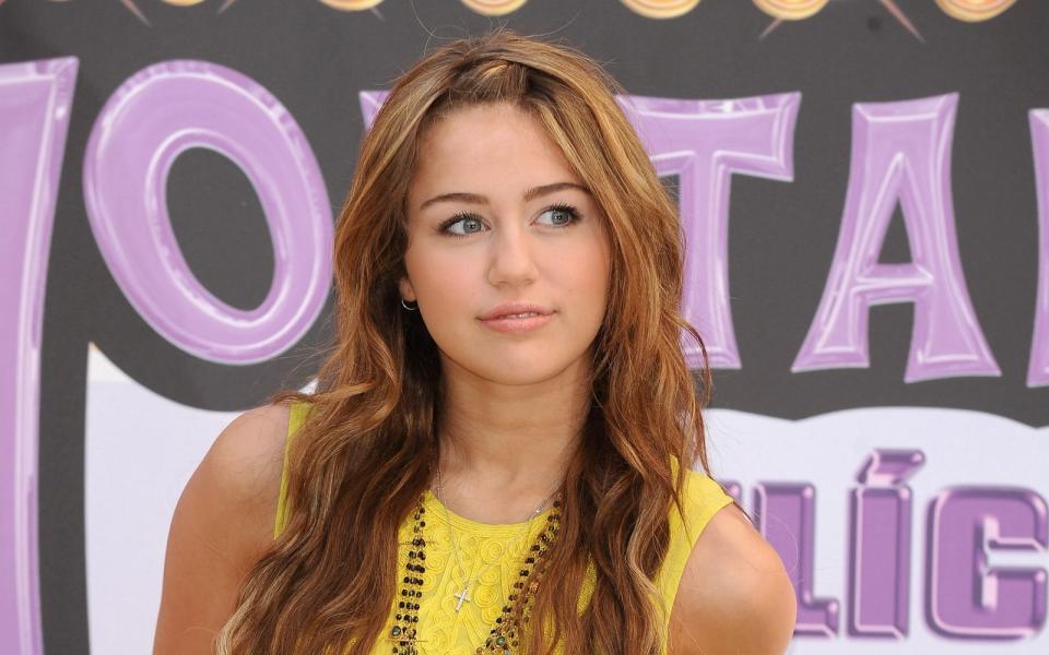 Im Jahr 2009 war Miley Cyrus schon lange keine Unbekannte mehr. Seit drei Jahren mimte sie Hannah Montana und nahm auch schon Alben auf. Das Mädchen von nebenan avancierte zum Teenie-Idol. (Bild: Carlos Alvarez/Getty Images)