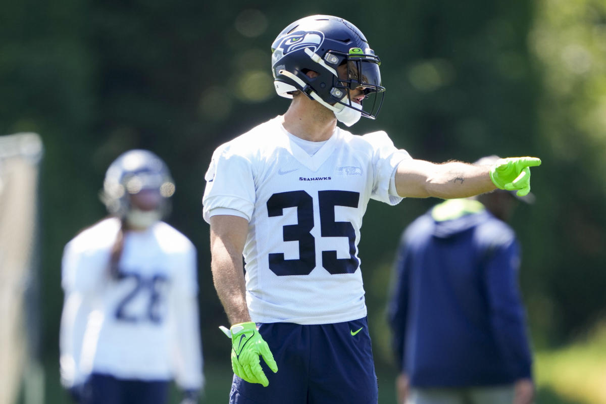 Seahawks safety Joey Blount carted off at training camp with back