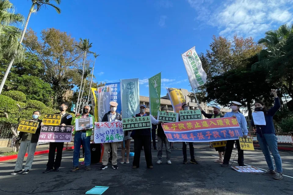 16個環保團體今聯合舉行「環境殺手張子敬下台，禁止進入環資部」記者會。攝影：劉庭莉