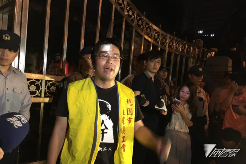 20161027-社運人士王奕凱與4名抗爭者被逮，工鬥與桃產總等勞團已經前來聲援。（陳耀宗攝）