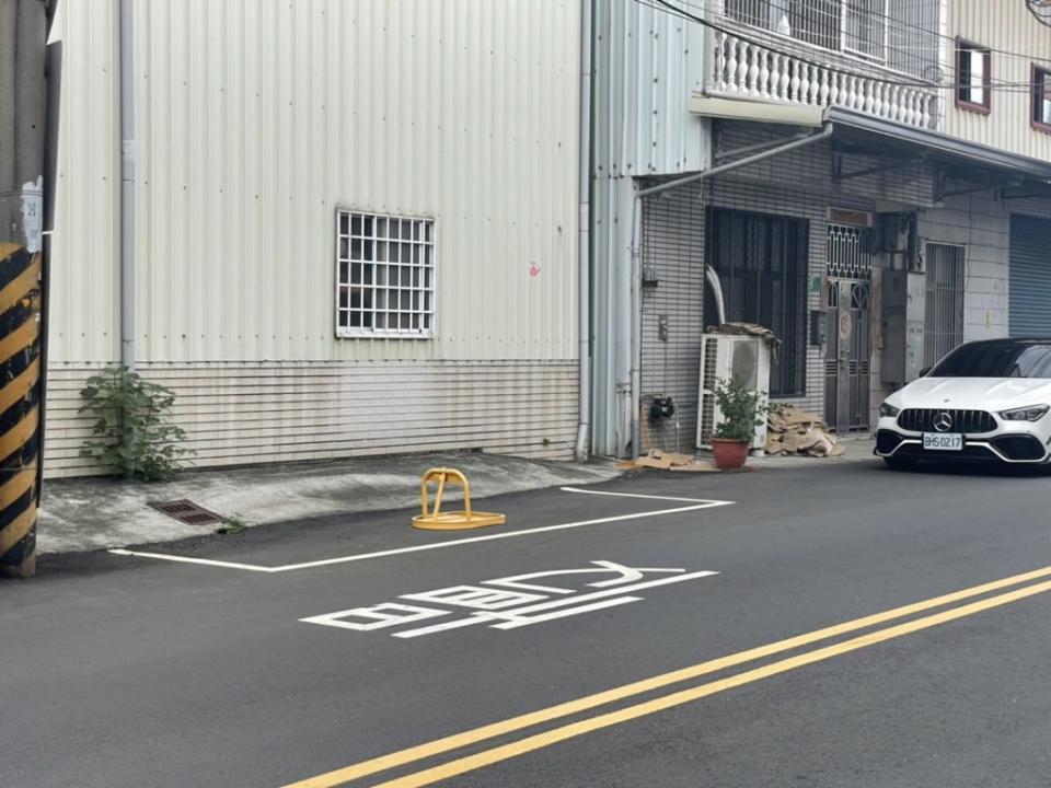 永康民眾日前檢舉中正路巷內停車格遭設置路障，遭長期佔用停車位，相關局處與警方會勘後已塗銷車位、撤除路障並依法開罰。(讀者提供)