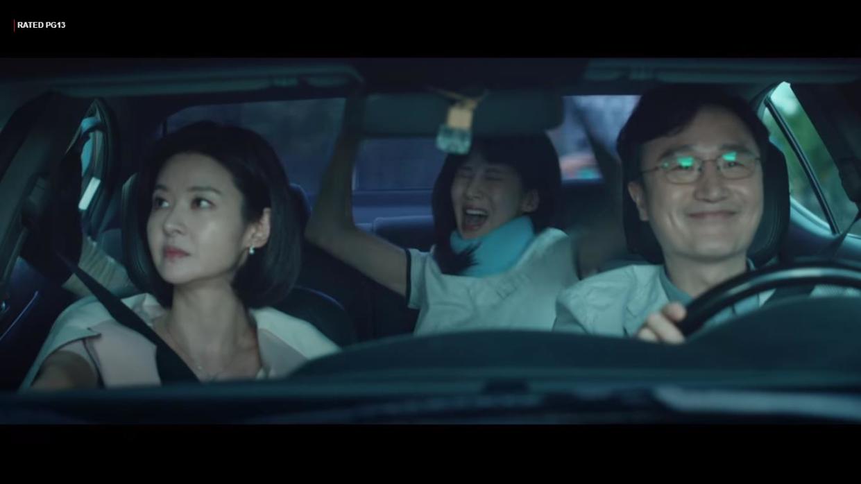 Con artist family Kim Mi Sook (Song Seon Mi, left), Cha Joo Eun (Seohyun, middle) and Cha Hyun Tae (Kim Sung Geun) celebrate after a successful heist in Private Lives.