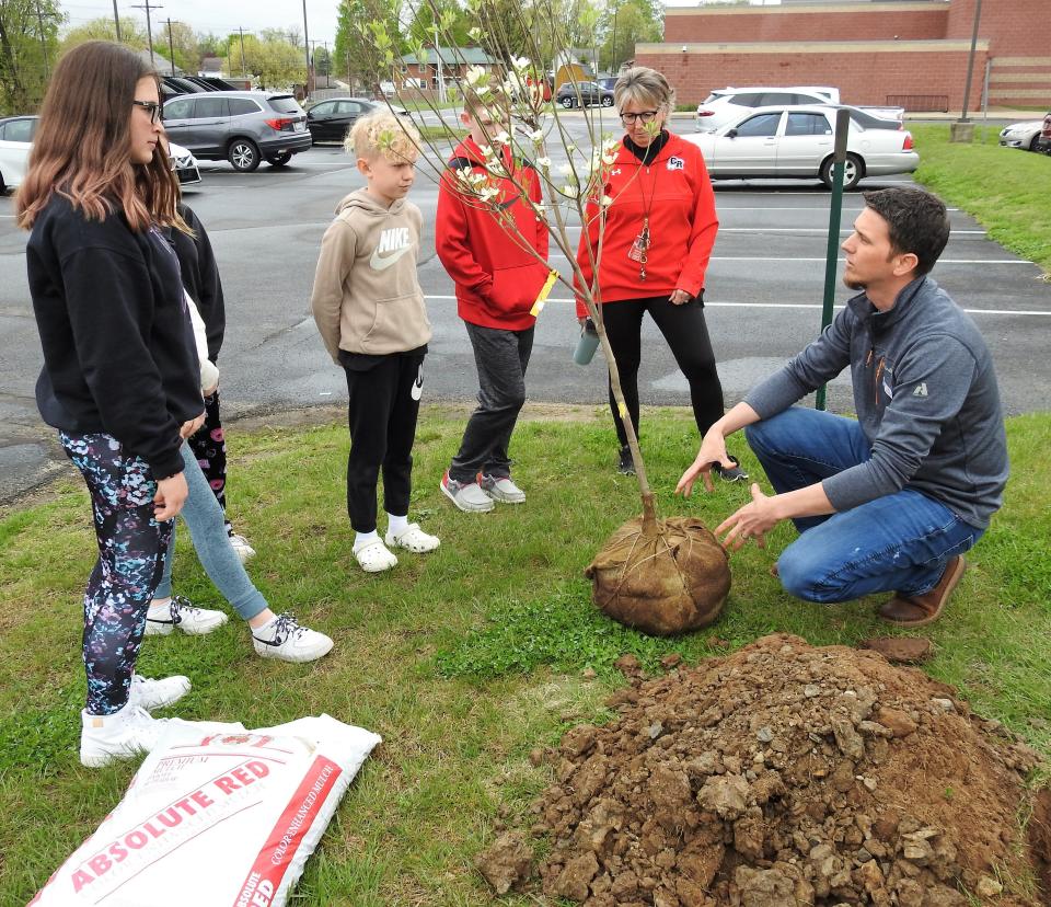 Tom Kistler talks with sixth grade student council members at Coshocton Elementary School about planting a tree at the campus for Arbor Day donated by the Coshocton Tree Commission.