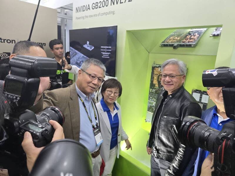 黃仁勳逛台北國際電腦展  第2站緯穎 輝達（NVIDIA）執行長黃仁勳（右）4日赴台北國際 電腦展，與緯創董事長林憲銘（左1）、緯穎董事長 洪麗寗（後中）合影。 中央社記者江明晏攝  113年6月4日 