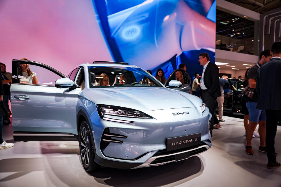 MÚNICH, ALEMANIA - 5 DE SEPTIEMBRE: Visitantes observan un coche eléctrico BYD Seal U de la marca automovilística china BYD en el salón internacional del automóvil IAA Mobility 2023 el 6 de septiembre de 2023 en Múnich, Alemania. La IAA de este año se celebra del 5 al 10 de septiembre en el recinto ferial de Múnich y en otros lugares de la ciudad. (Foto de Leonhard Simon/Getty Images)