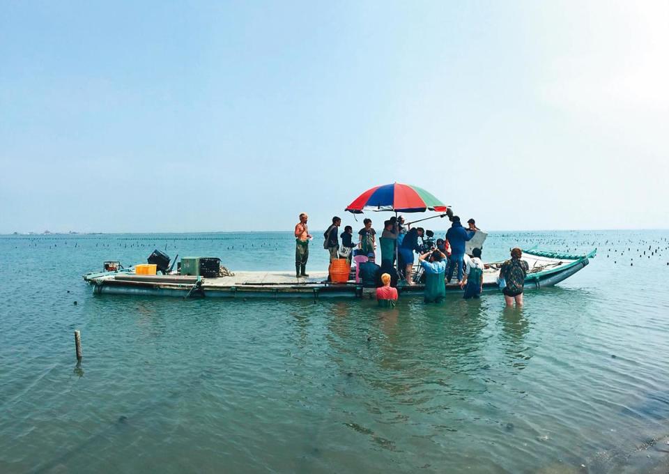  《蚵豐村》全片有1/4在海面上拍，劇組要依據潮汐表才能上工。（好威映象提供）