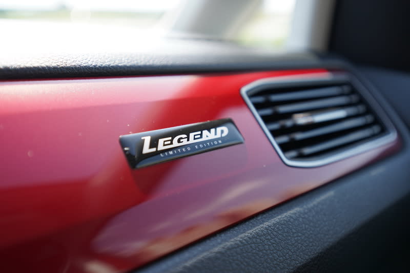 唯獨在副駕駛座前方面板上多了一塊”Legend”字樣車貼以凸顯其不同身分