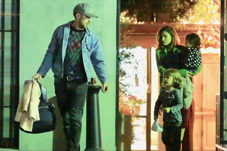 Salida en familia. Ryan Gosling y Eva Mendes, paseando con sus hijas Esmeralda y Amanda