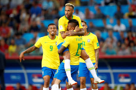 Jugadores brasileños celebran el gol de su compañero Paulinho (15) frente a Serbia en su encuentro por el grupo E de la Copa del Mundo de la FIFA en Moscú, jun 27, 2018. REUTERS/Axel Schmidt