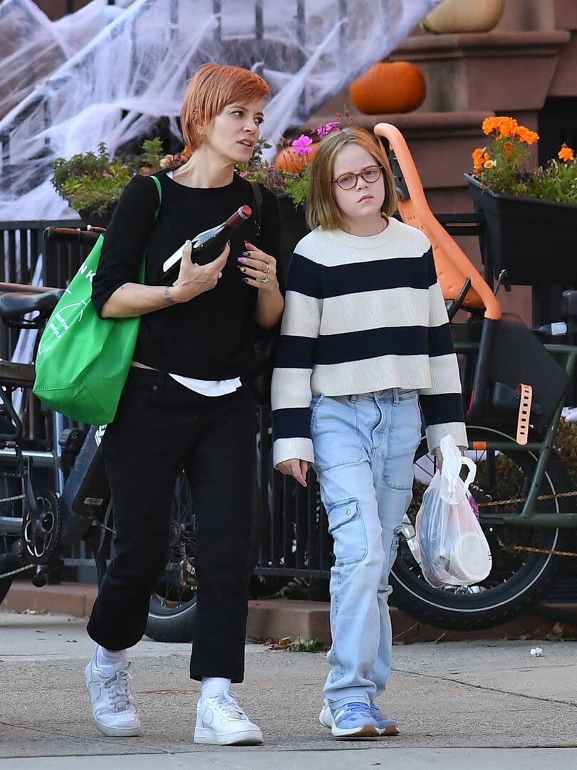 Lily Allen camina por las calles de Nueva York con una de sus hijas