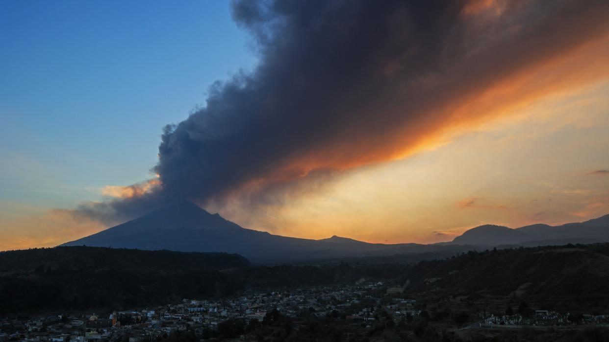  Mexico's Popocatépetl volcano spewing ash on February 28, 2024.	. 