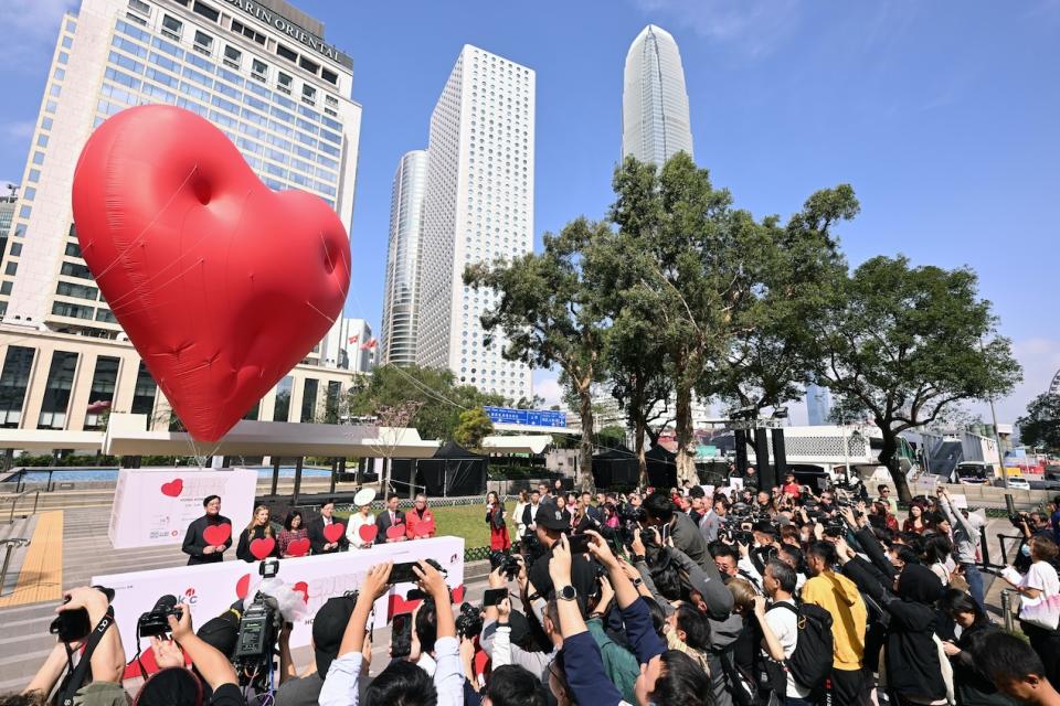 「Chubby Hearts」於本周三（14日）、情人節當日，於中環皇后像廣場花園舉行升空儀式。（大會提供圖片）
