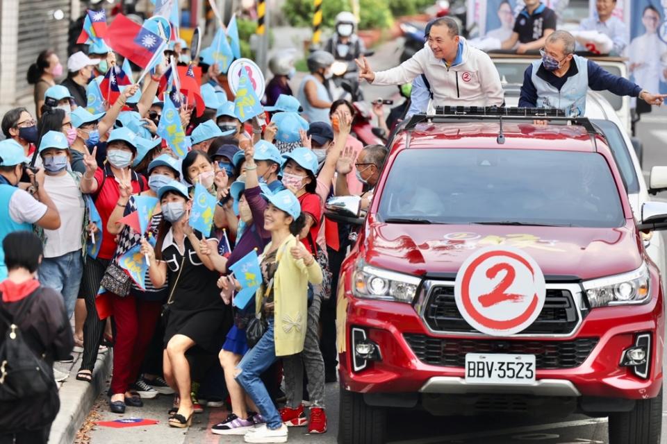 《圖說》侯友宜車隊掃街民眾爭相合影。〈侯辦提供〉