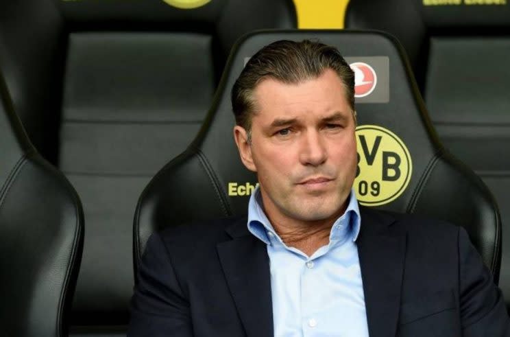 <p>DFB-Pokalsieger Borussia Dortmund hat trotz hochkarätiger Mitbewerber das französische Top-Talent Dan-Axel Zagadou verpflichtet. Der Kapitän der französischen U18-Nationalmannschaft und Innenverteidiger der Reserve von Paris St. Germain wechselt im Sommer zum BVB und erhält einen Fünfjahresvertrag. Das gaben die Westfalen zwei Tage nach Zagadous 18. Geburtstag bekannt. (dpa)</p>