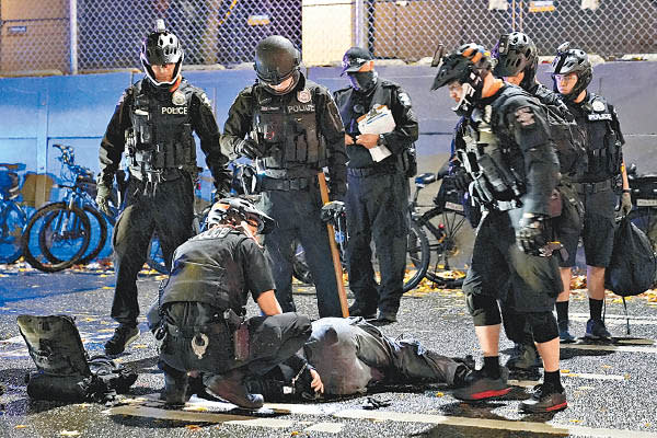 華盛頓州：西雅圖警員制服示威者並扣上手銬。