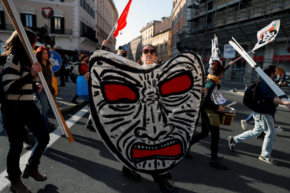義大利業者上街遊行，要求政府重新開放電影院等娛樂場所。圖片來源：Reuters。