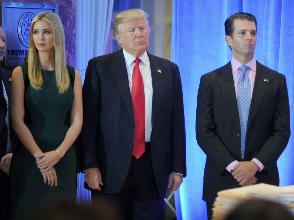 Donald Trump mit Tochter Ivanka und Donald Trump Jr. bei einer Pressekonferenz 2017. (Bild: Dennis Van Tine/starmaxinc.com/ImageCollect)