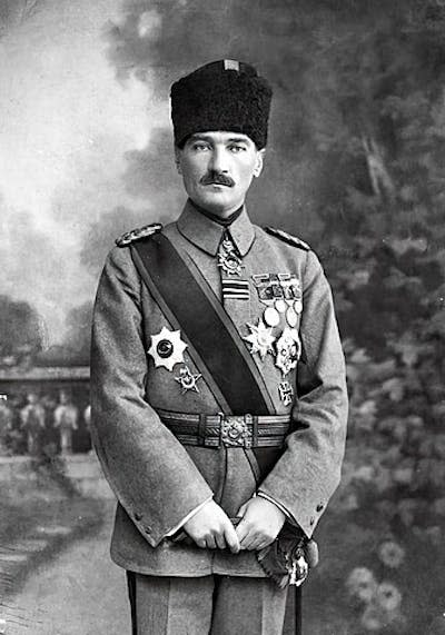 Retrato de Mustafá Kemal, <em>Atatürk</em>, ‘padre de los turcos’, hecho alrededor de 1918. <a href="https://es.wikipedia.org/wiki/Archivo:Kemal_Atat%C3%BCrk_portrait.jpg" rel="nofollow noopener" target="_blank" data-ylk="slk:Wikimedia Commons;elm:context_link;itc:0;sec:content-canvas" class="link ">Wikimedia Commons</a>