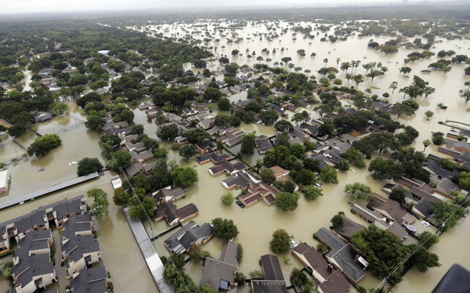 ARCHIVO – En esta fotografía de archivo del martes 29 de agosto de 2017, aguas de la represa Addicks anegan partes de Houston a medida que las inundaciones a causa de la tormenta tropical Harvey aumentan de nivel. (AP Foto/David J. Phillip, Archivo)