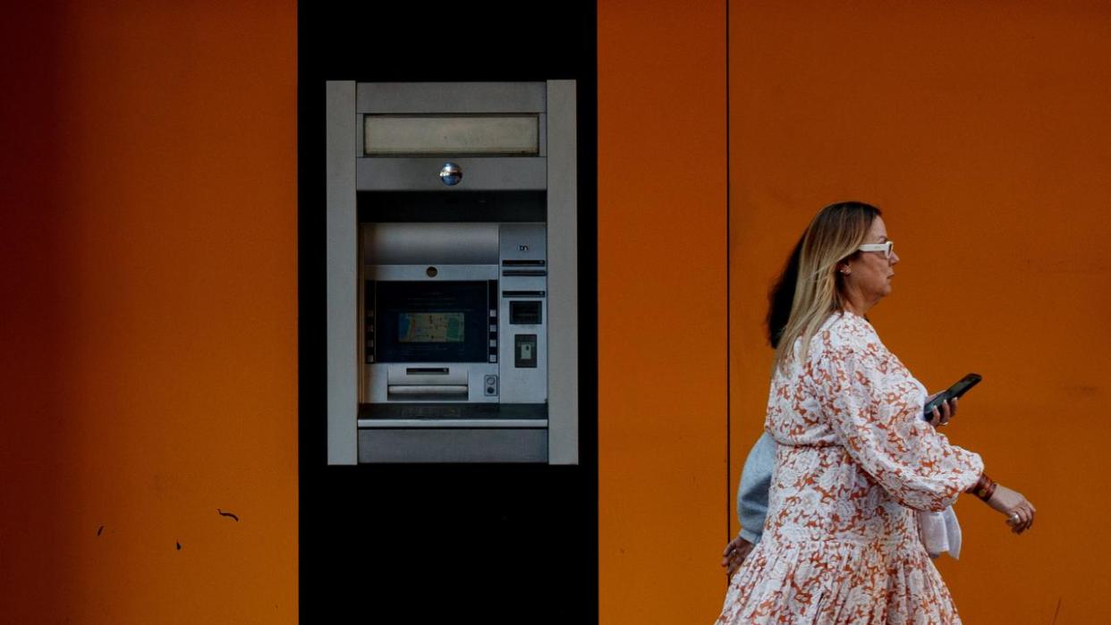 SYDNEY, AUSTRALIA - NewsWire Photos AUGUST 11, 2023: Commonwealth Bank signage in Sydney CBD after reducing interest rates on Friday. Picture: NCA NewsWire / Nikki Short