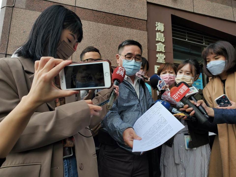 民進黨中央日前拍板直接徵召六都和非執政縣市候選人，這讓堅持走初選機制的正國會中常委陳茂松感到十分憤怒。（曾薏蘋攝）