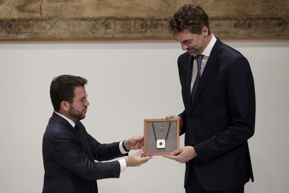 Gasol vindicates its social projects by receiving the Creu de Sant Jordi