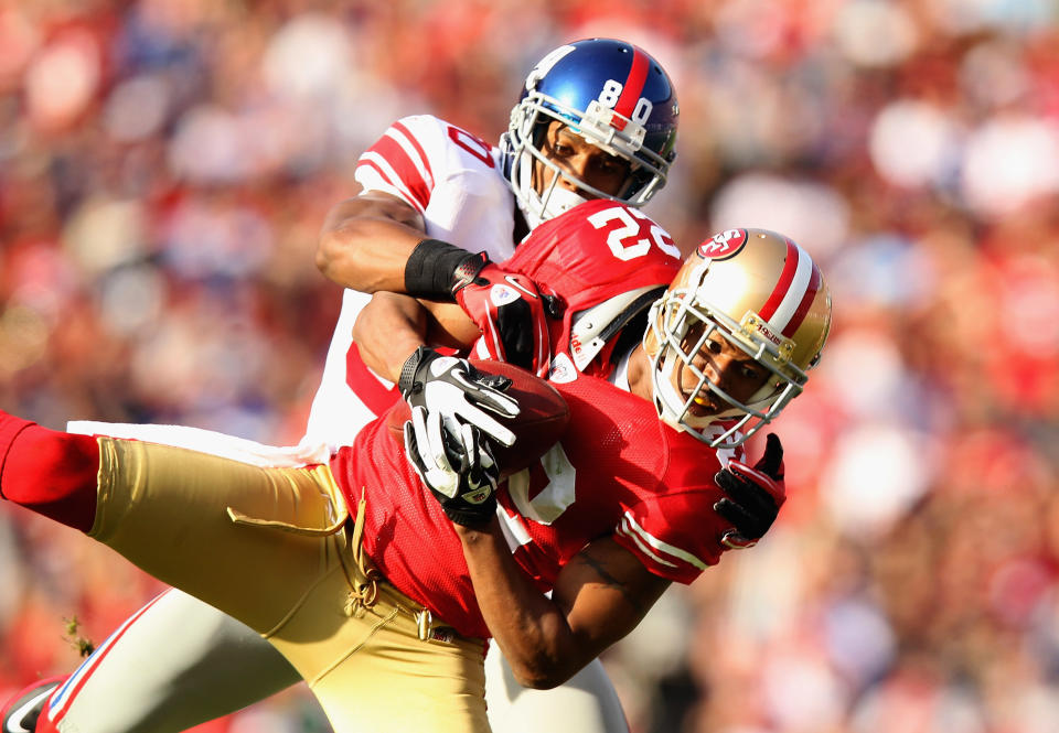 SAN FRANCISCO, CA - NOVEMBER 13: Carlos Rogers #22 of the San Francisco 49ers intercepts a pass intended for Victor Cruz #80 of the New York Giants at Candlestick Park on November 13, 2011 in San Francisco, California. (Photo by Ezra Shaw/Getty Images)