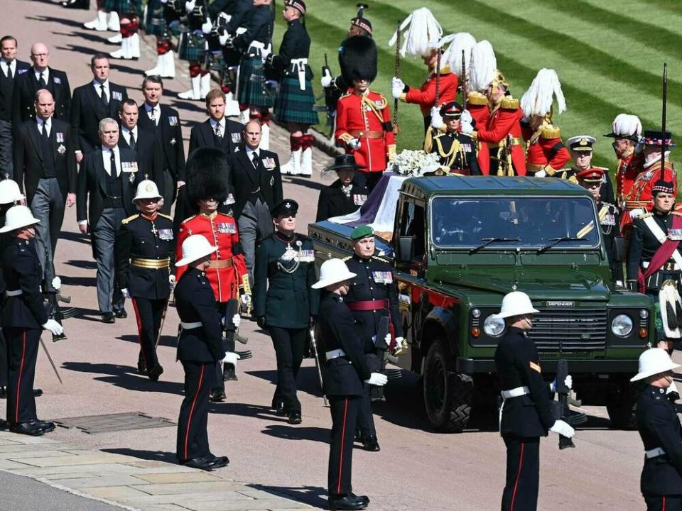 Mitglieder der Königsfamilie schritten am Samstag hinter dem Sarg von Prinz Philip in Richtung St.-Georgs-Kapelle. (Bild: imago images/Starface)