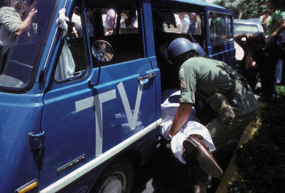 Le corps du journaliste américain d'ABC Bill Stewart assassiné par la Garde Nationale de Somoza lors de la guerre civile au Nicaragua, le 20 juin 1979. (Photo by Matthew NAYTHONS/Gamma-Rapho via Getty Images)