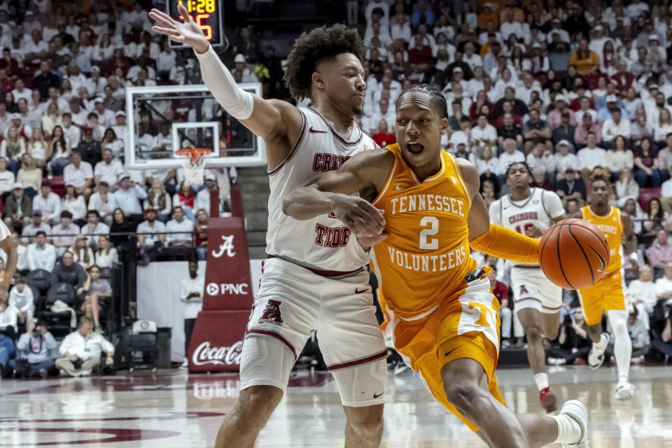 Alabama guard Mark Sears (1) guards Tennessee guard Jordan Gainey (2) during the first half of an NCAA college basketball game, Saturday, March 2, 2024, in Tuscaloosa, Ala. (AP Photo/Vasha Hunt)