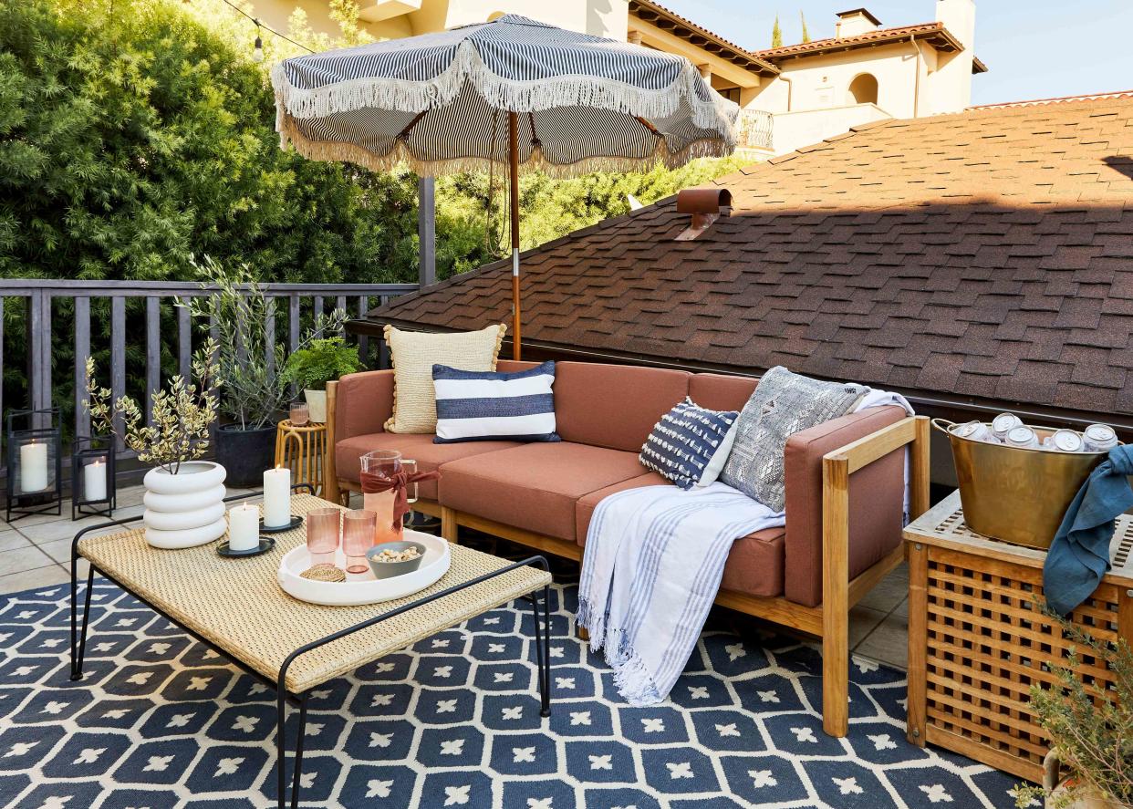 <p><a href="https://stylebyemilyhenderson.com/blog/jess-communal-patio-reveal-and-an-outdoor-diy-shelf-idea">Design by Jess Bunge</a> / Photo by Sara Legorria-Tramp</p>