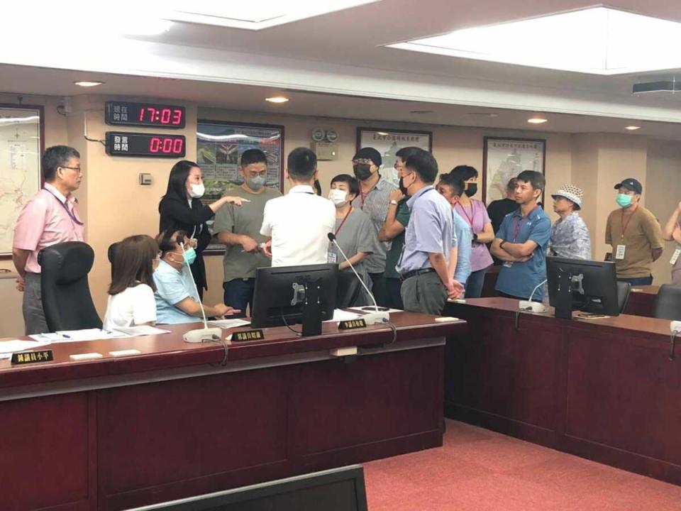 國民黨台北市議員耿葳29日召開協調會，請建管處副處長、副總工、科長、正工、承辦人，法務局科長、阿波羅大廈住戶代表當面溝通。   圖：翻攝耿葳 台北市議員臉書