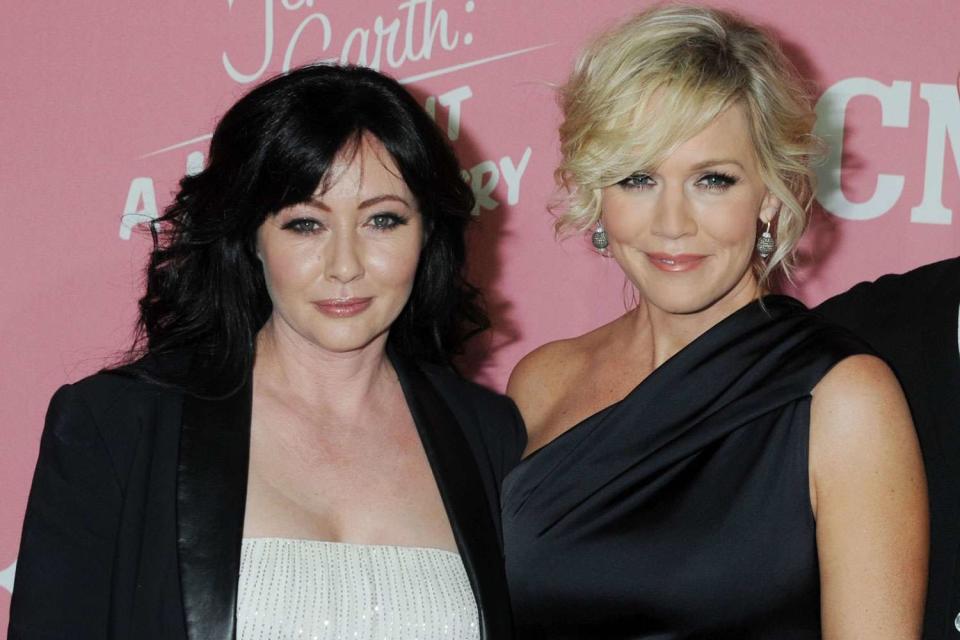 <p>Jeffrey Mayer/WireImage</p> Shannen Doherty, Jennie Garth and Ian Ziering arrive at her 40th Birthday celebration & premiere party for 