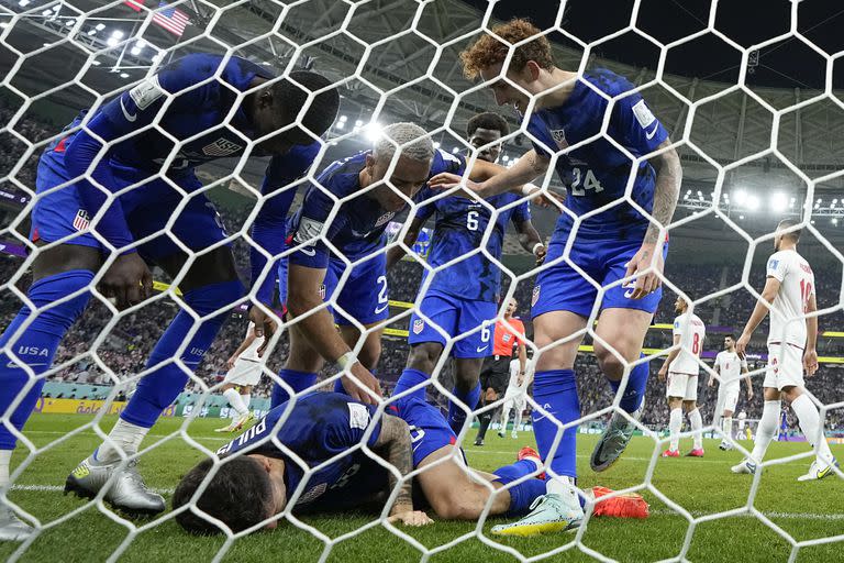 Christian Pulisic quedó tendido adentro del arco al anotar el gol de la victoria de Estados Unidos sobre Irán y no pudo volver al campo luego del entretiempo.