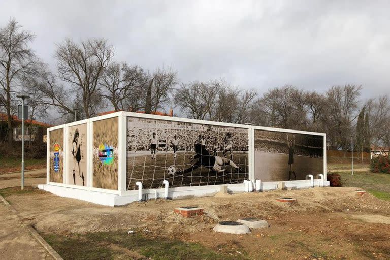 Los vestuarios de la ciudad deportiva de Santa Martas de Tornes, con fotos de las atajadas de Jorge D'Alessandro ploteando las paredes exteriores.