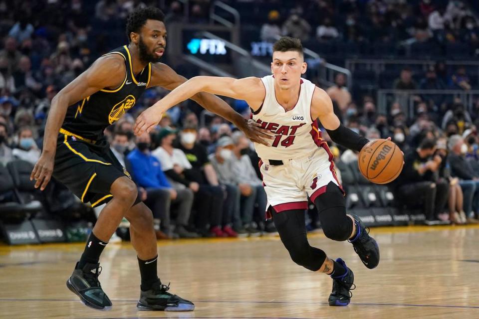 El jugador del Heat Tyler Herro (der.) entra al aro ante la marca de Andre Wiggins, de los Warrriors de Golden State, en el partido celebrado el 3 de enero de 2022 en San Francisco.