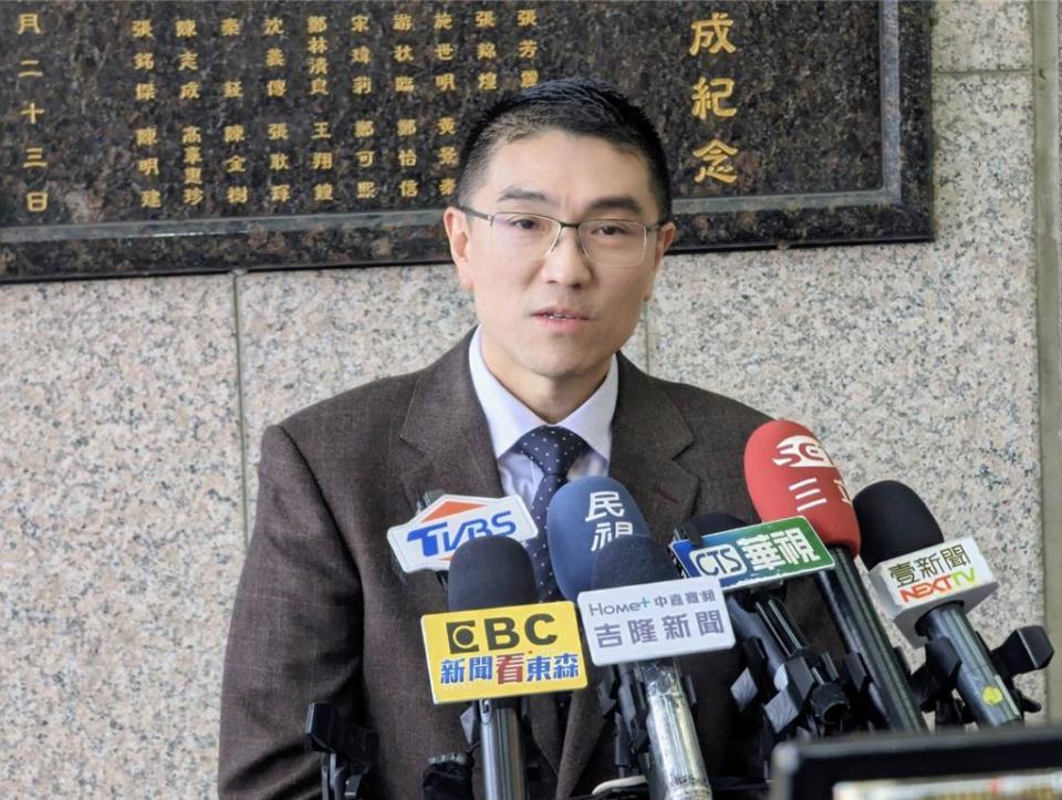 基隆市長謝國樑6日受訪時強調，他不贊成任何形式的罷免，並認為這無助於台灣政治的穩定性。（張志康攝）