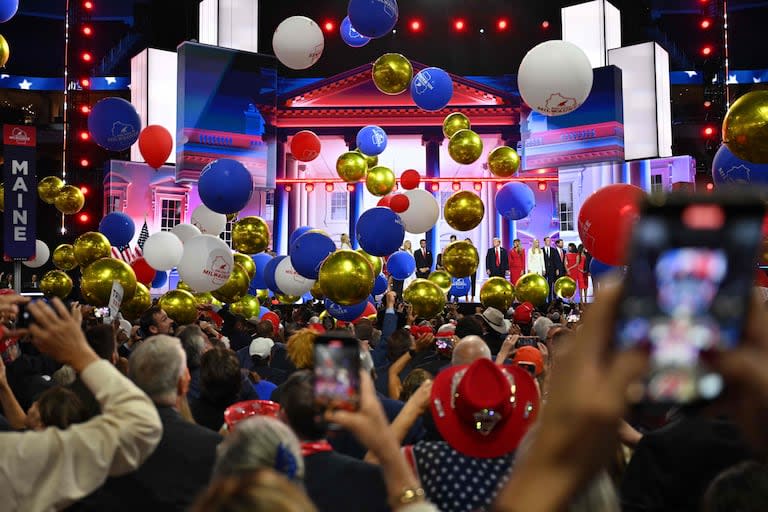 Los globos caen mientras el ex presidente de Estados Unidos y candidato presidencial republicano de 2024, Donald Trump, la ex primera dama Melania Trump y su familia suben al escenario